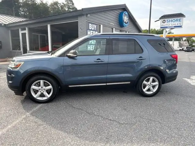 2019 Ford Explorer XLT FWD photo 1