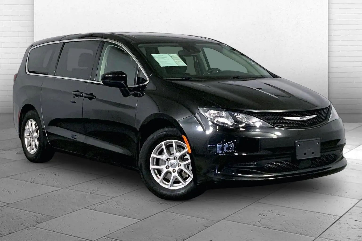 2023 Chrysler Voyager LX's photo