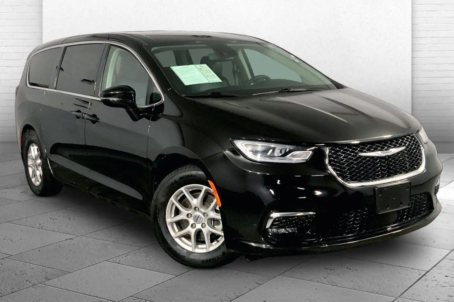 2024 Chrysler Pacifica Touring L's photo