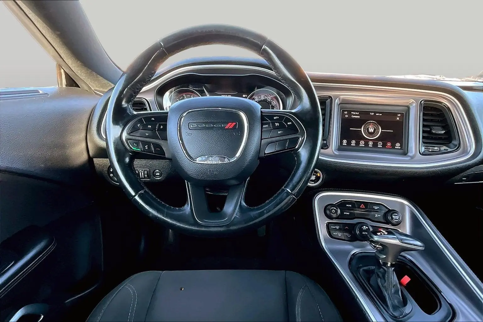 2019 Dodge Challenger SXT Auto photo 5