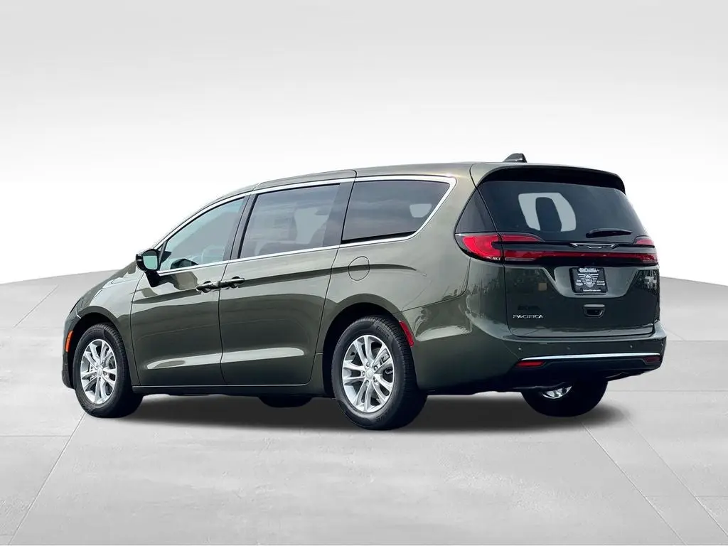 2027 Chrysler Pacifica Select photo 5