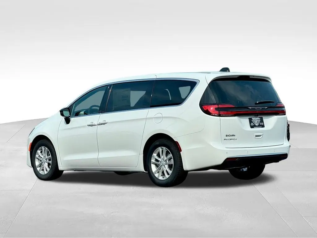 2027 Chrysler Pacifica Select photo 5