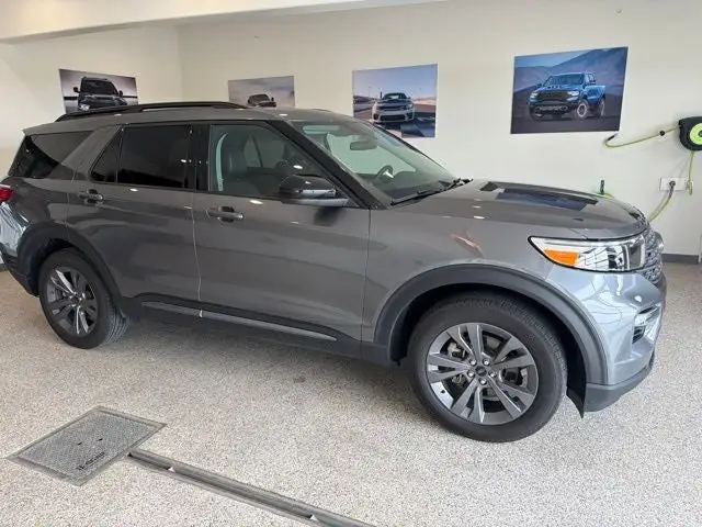 2024 Ford Explorer XLT 4WD photo 1