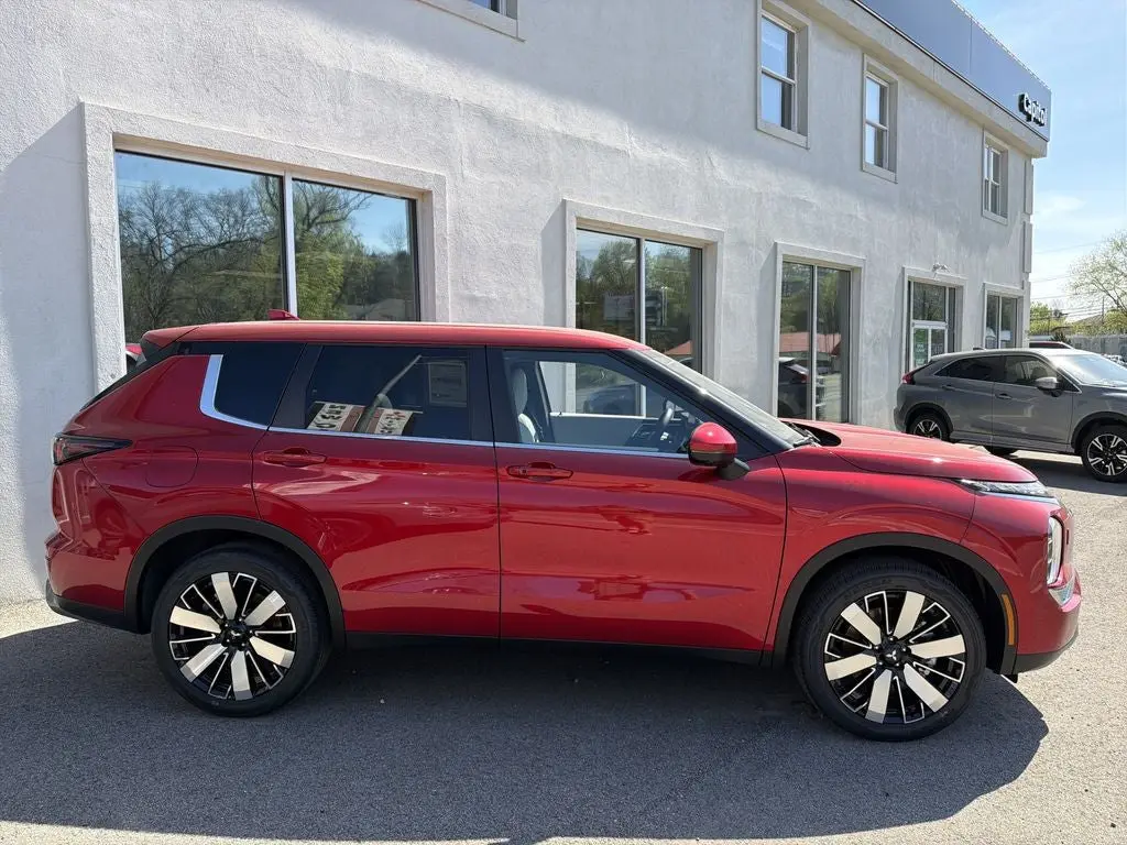 2026 Mitsubishi Outlander SE S-AWC photo 3