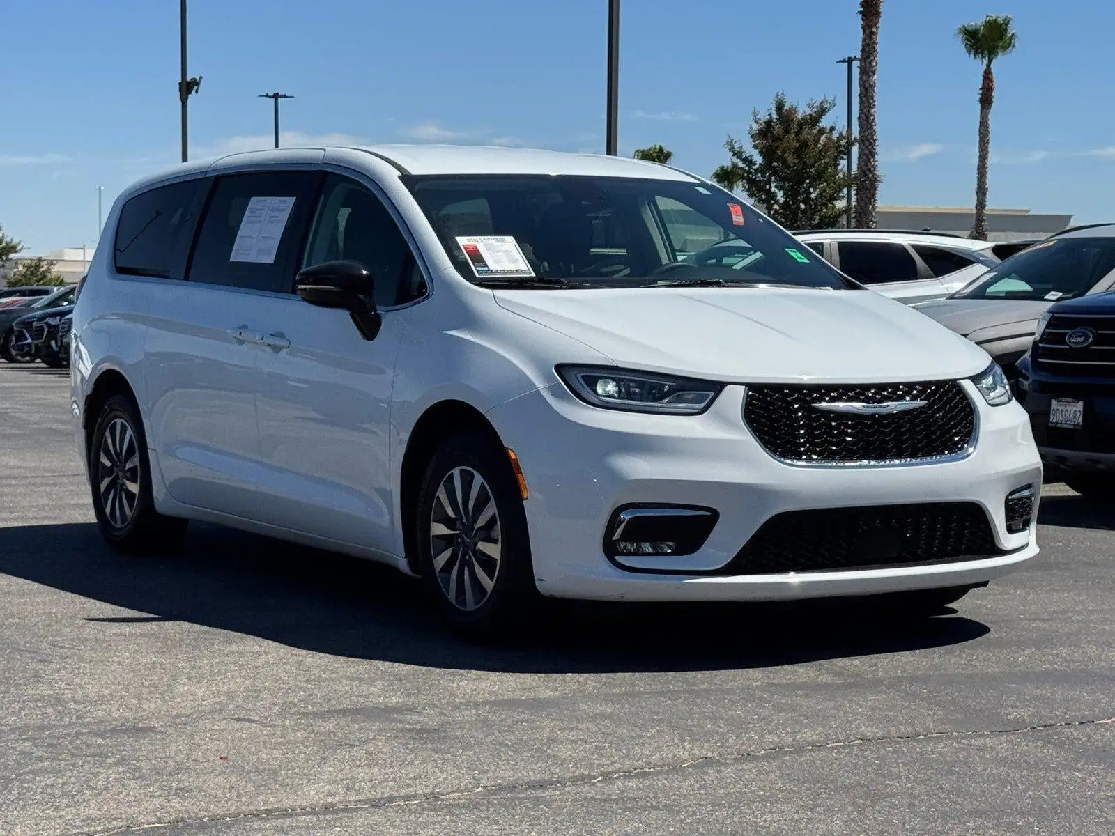 2024 Chrysler Pacifica Hybrid Select PHEV's photo