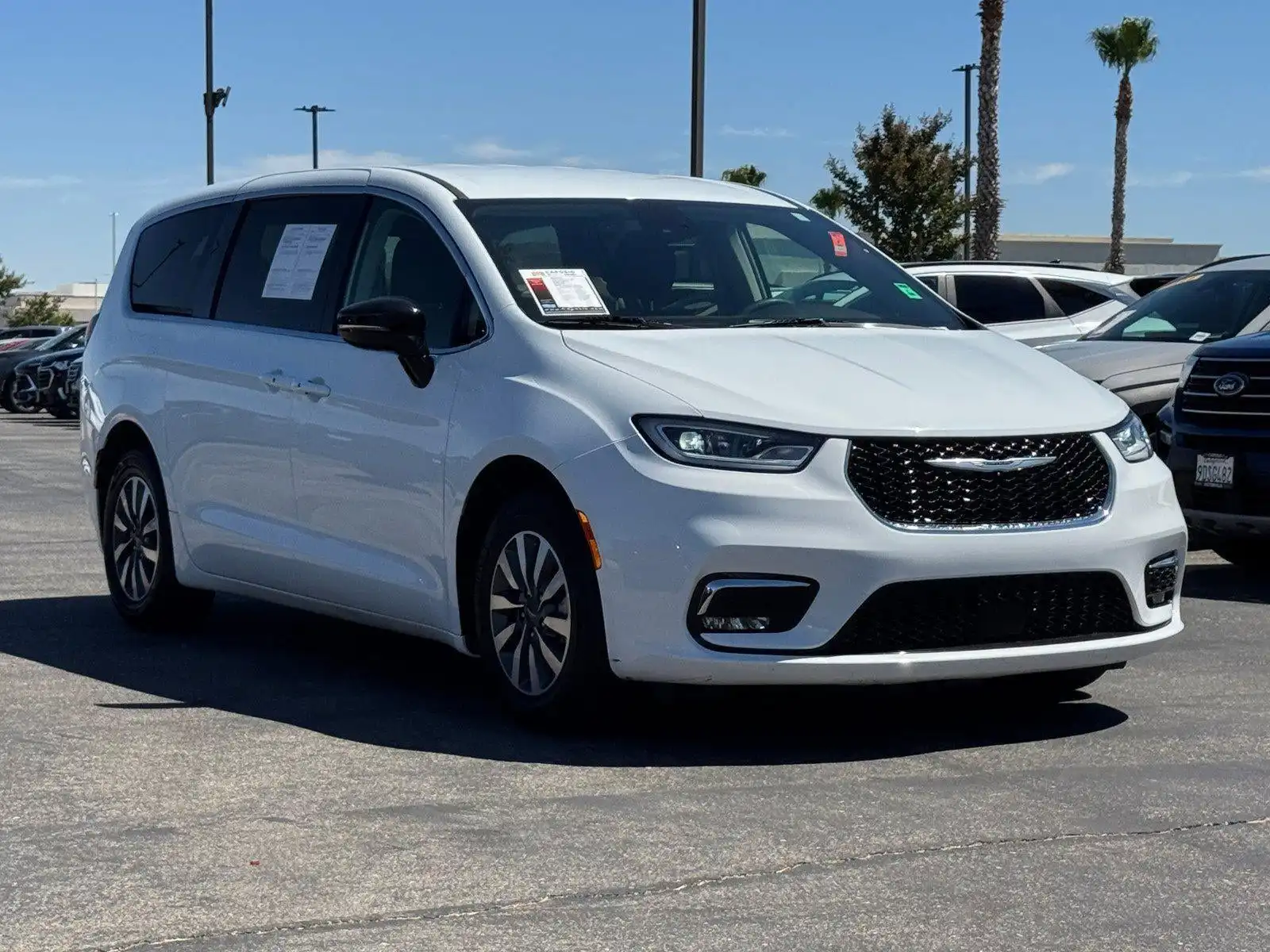 2024 Chrysler Pacifica Hybrid Select PHEV's photo