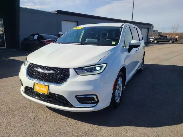 2023 Chrysler Pacifica Touring L photo 1