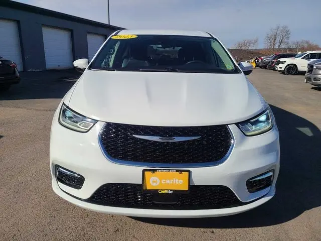 2023 Chrysler Pacifica Touring L photo 3