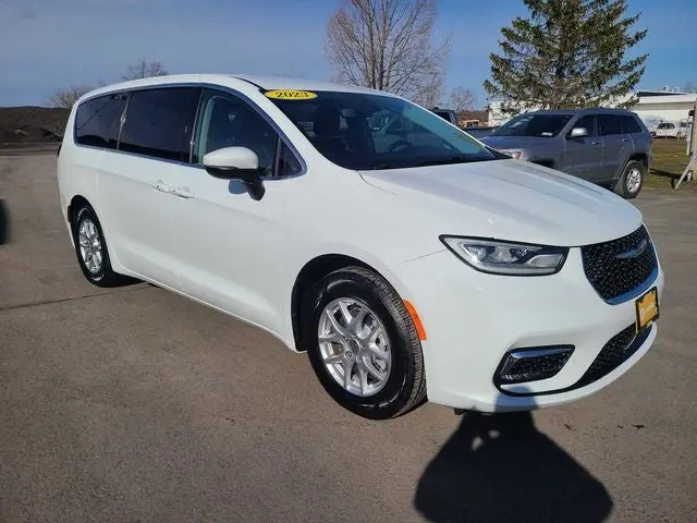 2023 Chrysler Pacifica Touring L photo 4