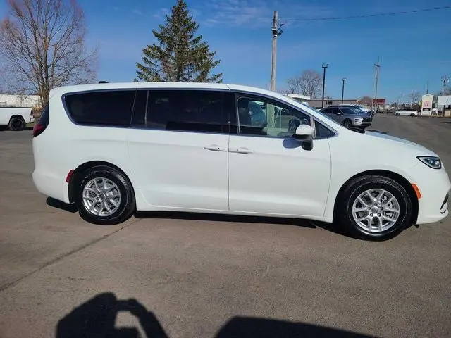 2023 Chrysler Pacifica Touring L photo 5