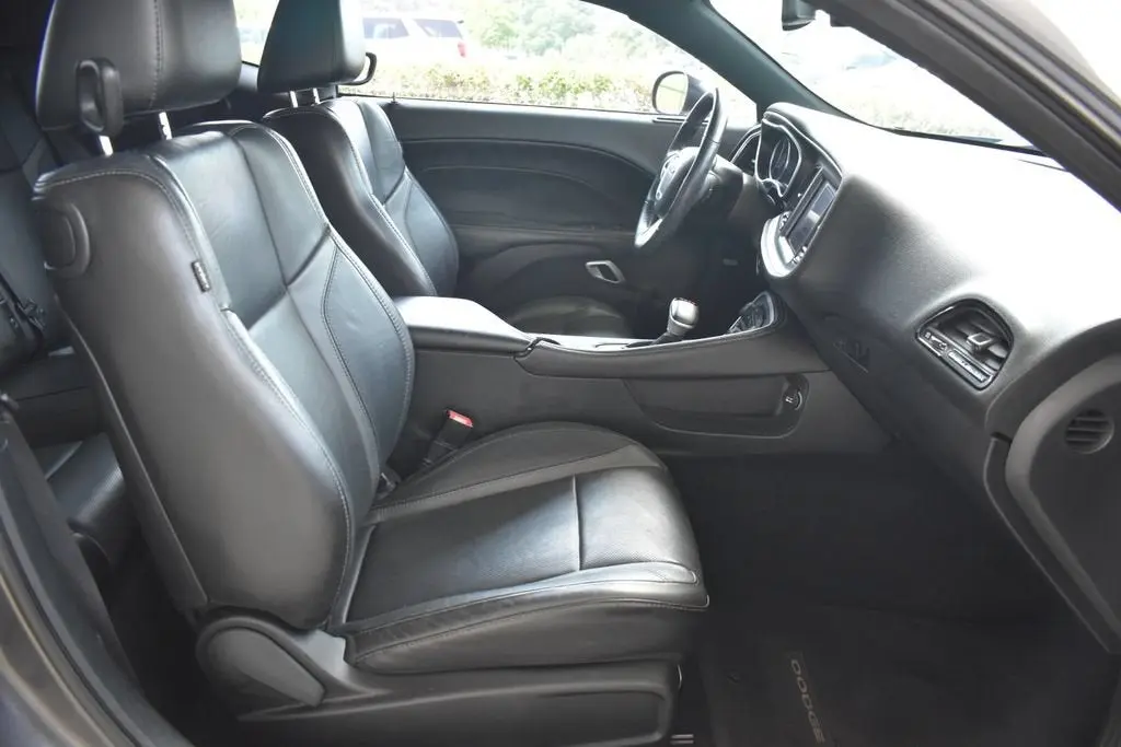 2017 Dodge Challenger SXT Plus photo 4