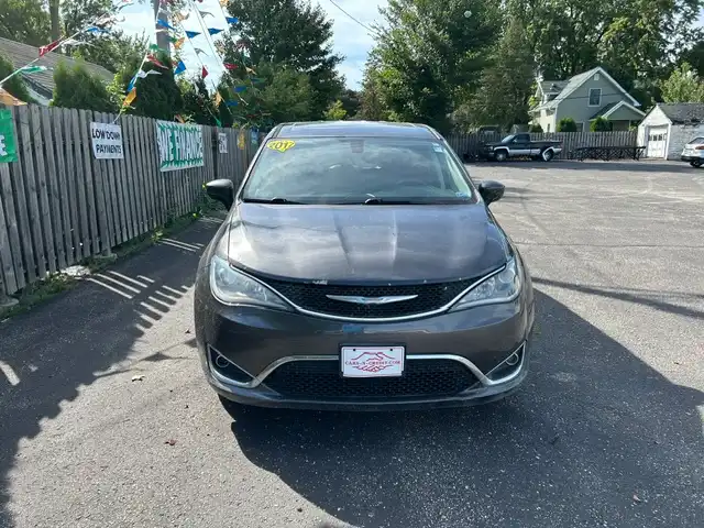 2017 Chrysler Pacifica Touring Plus's photo