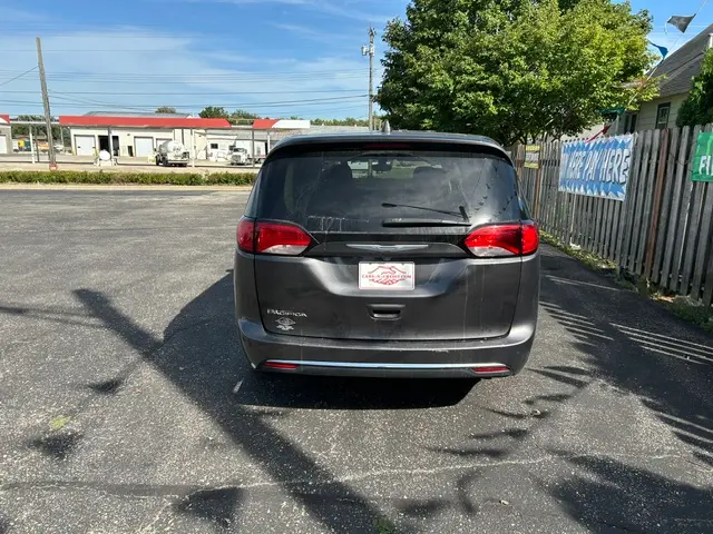 2017 Chrysler Pacifica Touring Plus photo 4