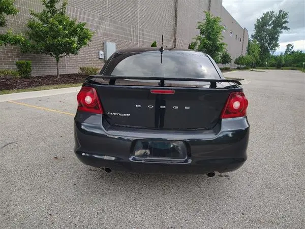 2012 Dodge Avenger SE photo 4