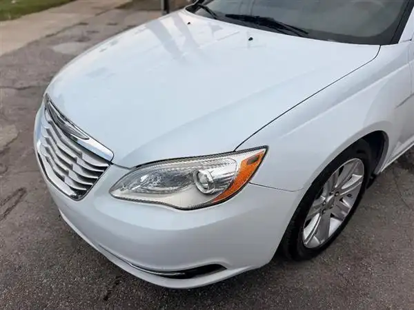 2013 Chrysler 200 LX's photo