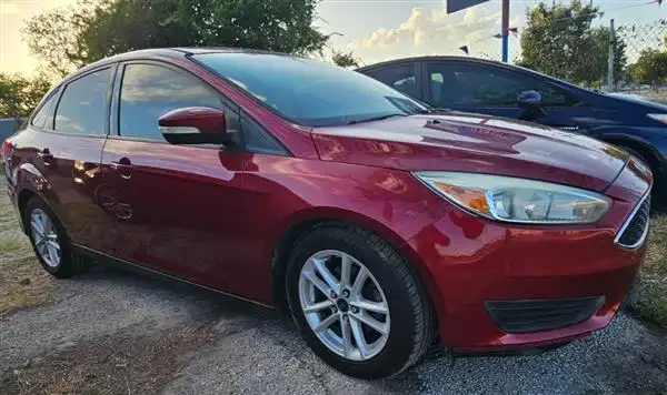 2016 Ford Focus Sedan SE's photo