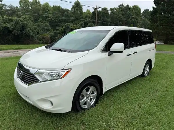 2015 Nissan Quest SV's photo