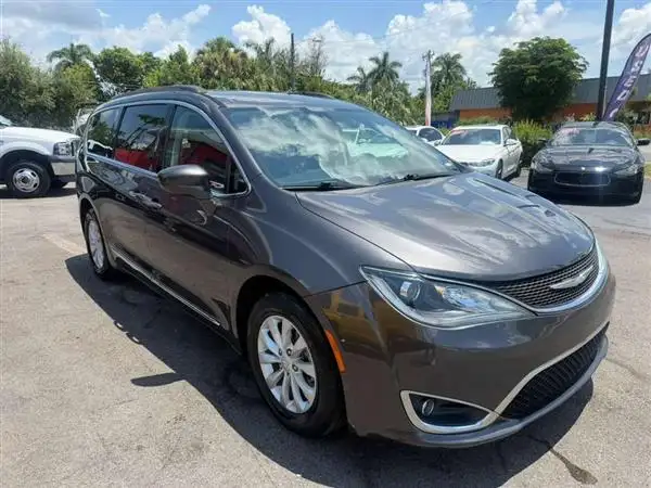 2017 Chrysler Pacifica Touring L's photo