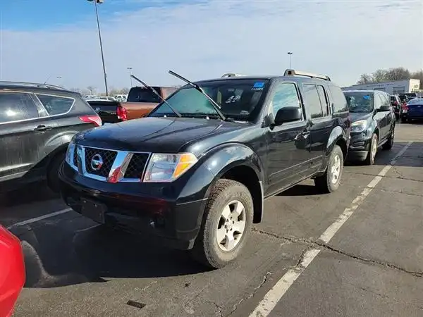 2005 Nissan Pathfinder LE's photo