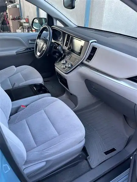 2015 Toyota Sienna LE V6 7-Passenger Access Seat's photo