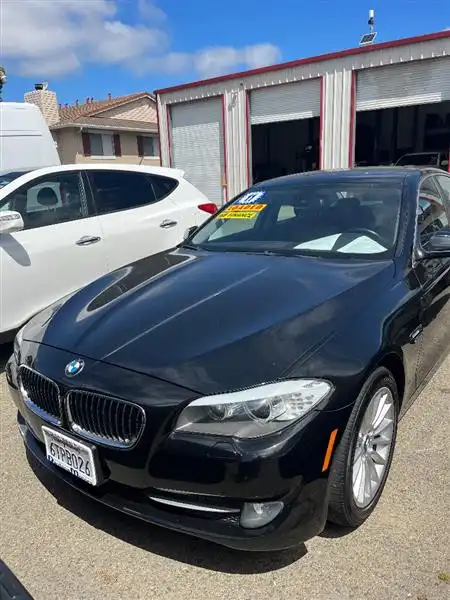 2011 BMW 5 Series 535i xDrive Sedan's photo