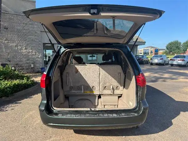 2005 Toyota Sienna LE 7-Passenger's photo