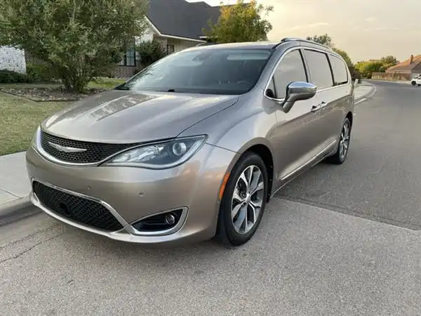 2017 Chrysler Pacifica Limited's photo