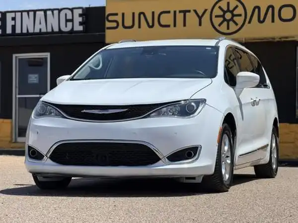 2017 Chrysler Pacifica Touring-L Plus's photo