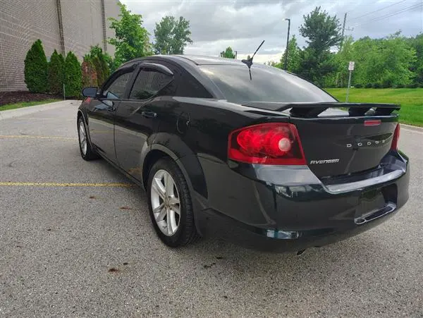2012 Dodge Avenger SE photo 3