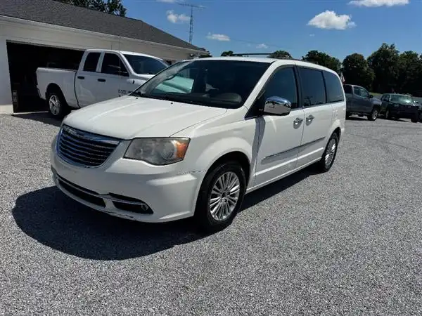 2013 Chrysler Town & Country Touring L's photo