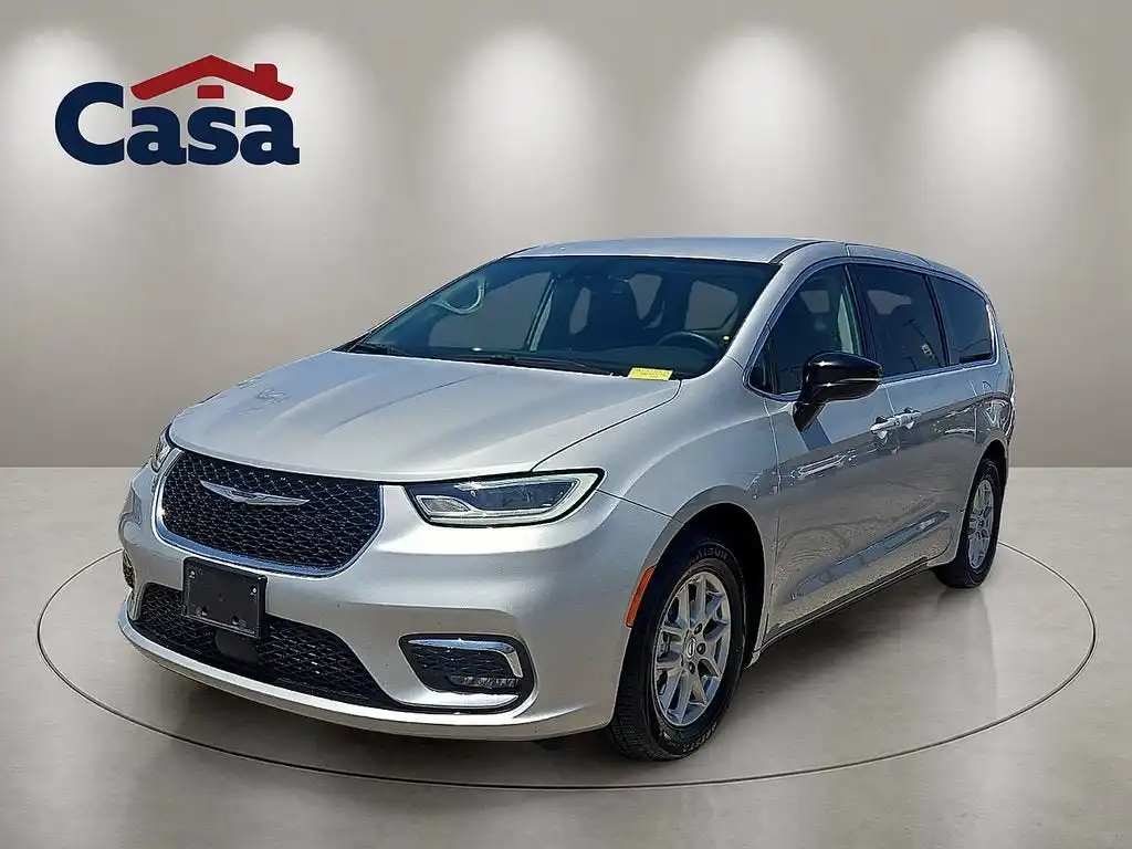 2024 Chrysler Pacifica Touring L's photo