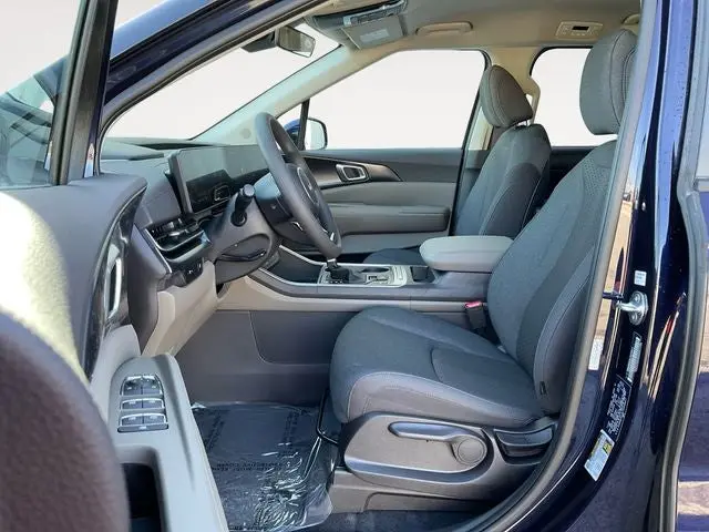 2026 Kia Sedona LX photo 5