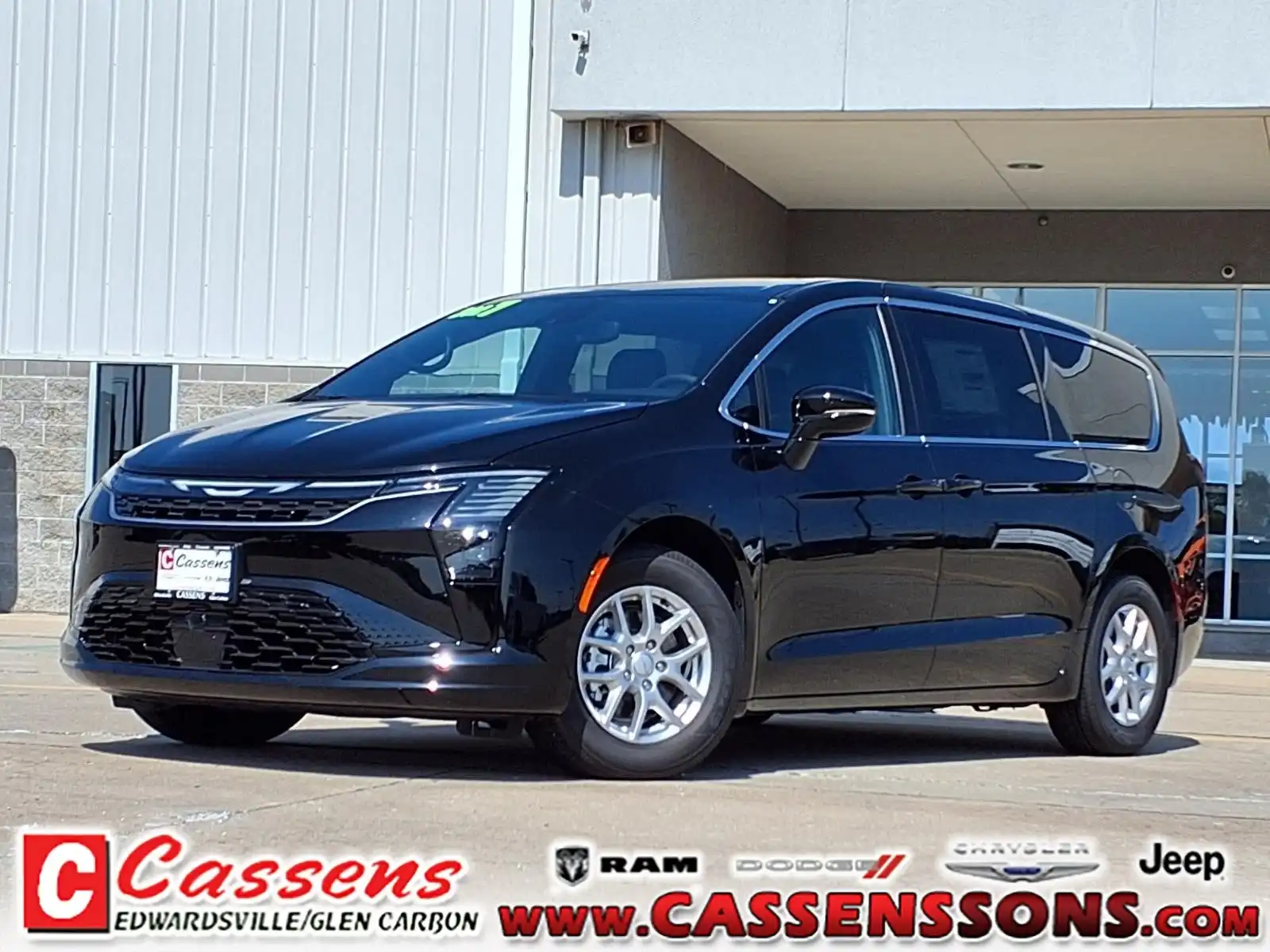2027 Chrysler Pacifica Select's photo
