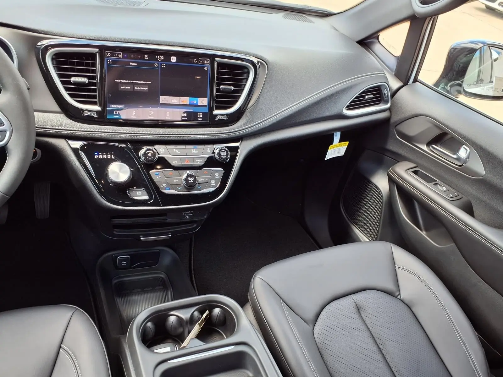 2027 Chrysler Pacifica Select photo 3