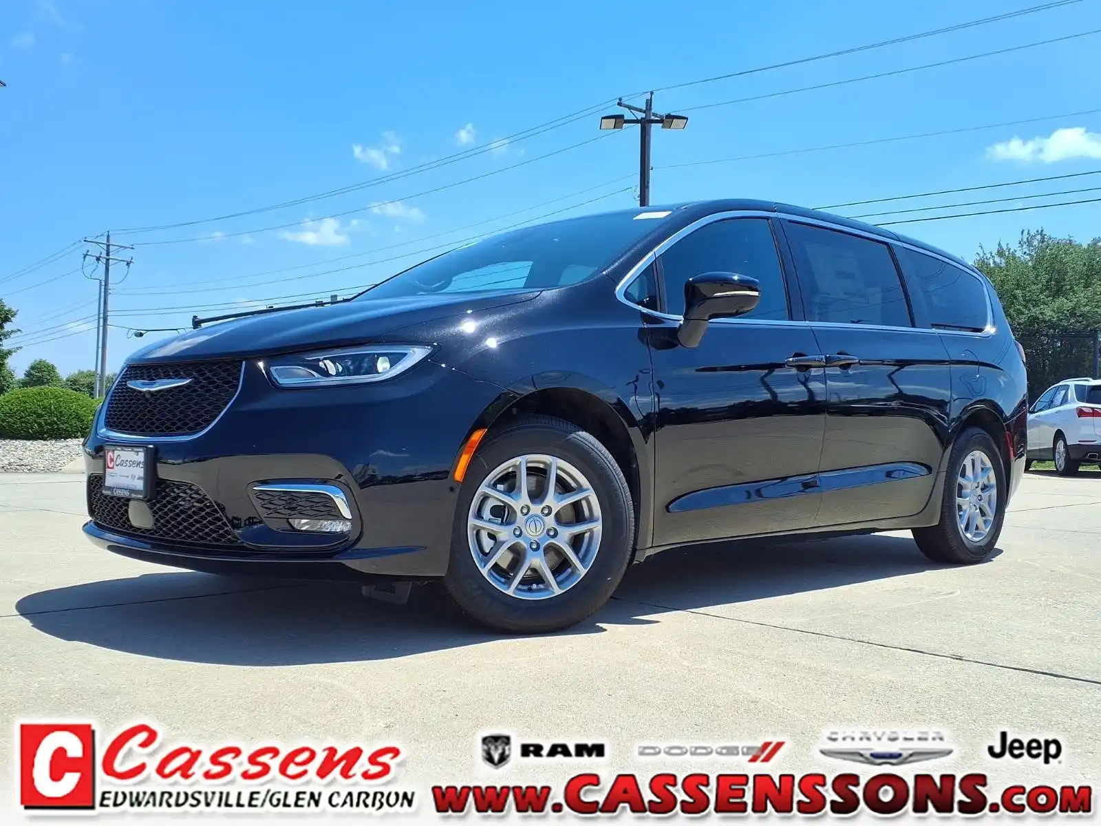 2026 Chrysler Pacifica Select's photo