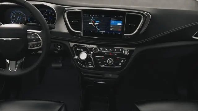 2027 Chrysler Pacifica Select photo 5