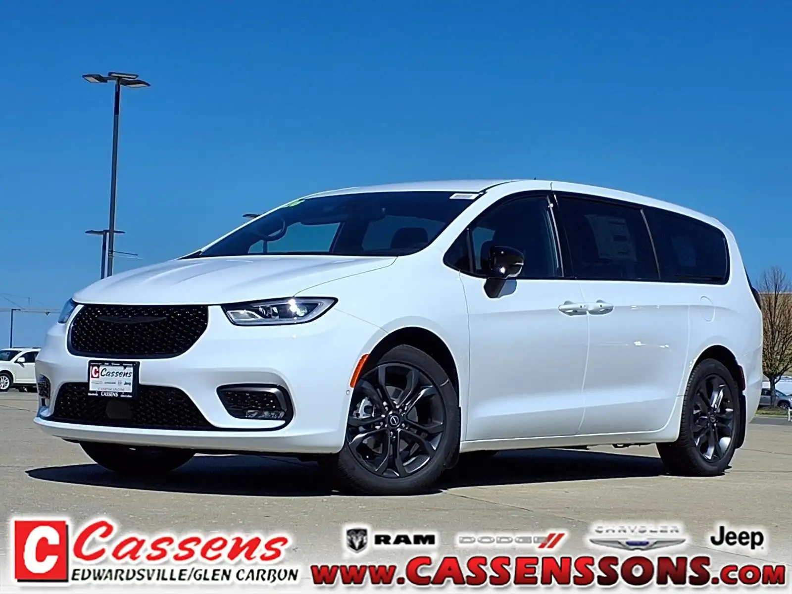 2026 Chrysler Pacifica Select's photo