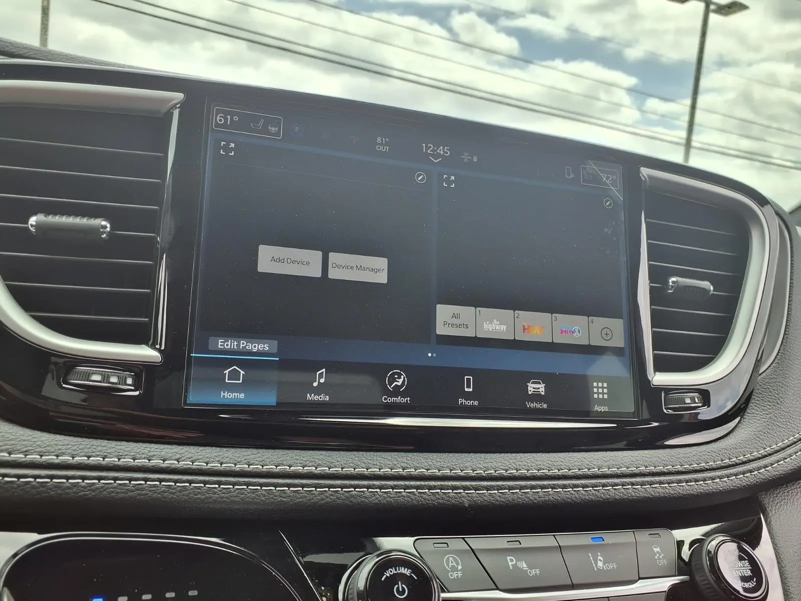 2026 Chrysler Pacifica Select AWD photo 4