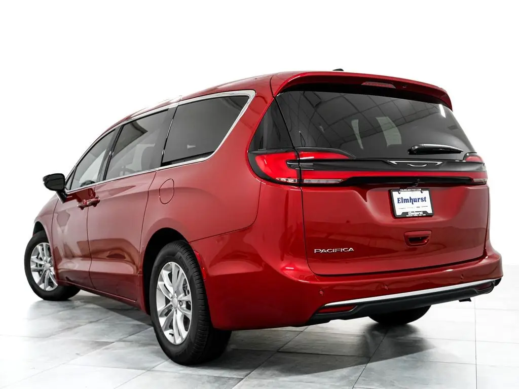 2027 Chrysler Pacifica Select photo 5