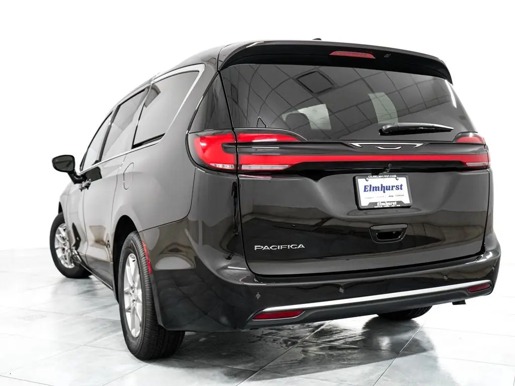 2027 Chrysler Pacifica Select photo 5