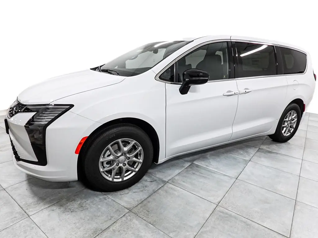 2027 Chrysler Pacifica Select photo 4