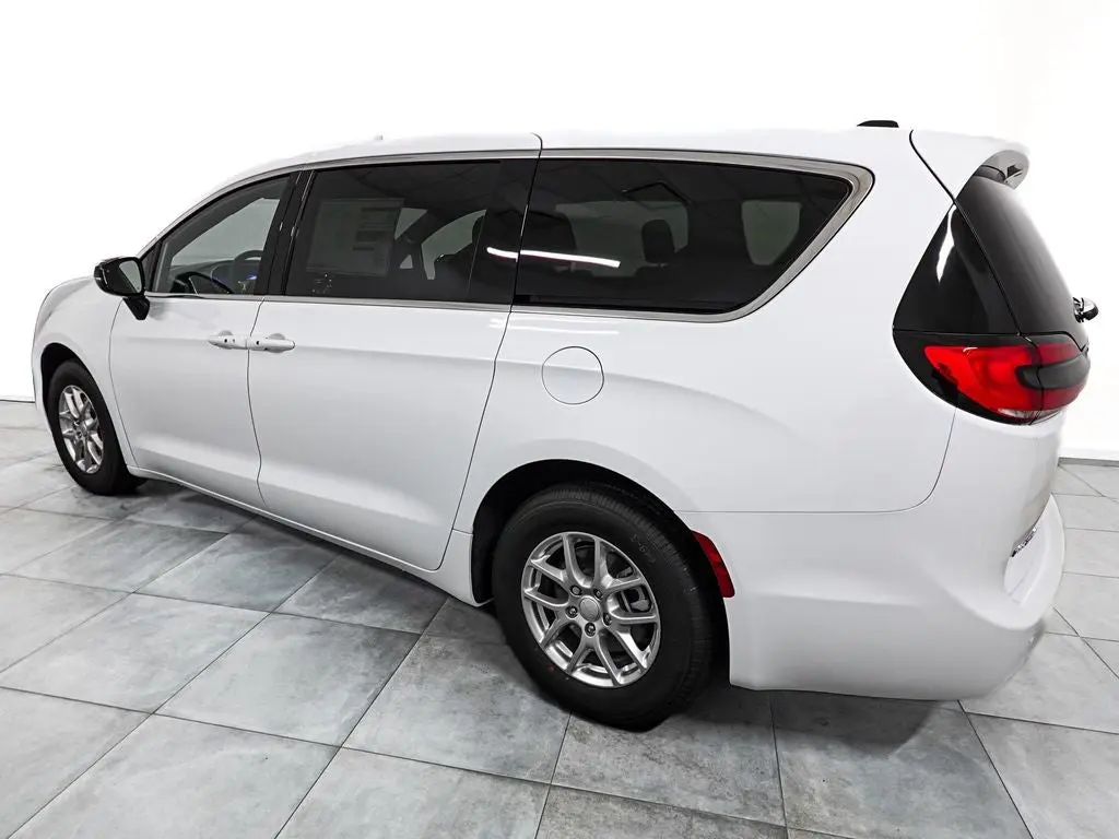 2027 Chrysler Pacifica Select photo 5