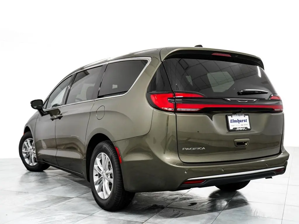 2027 Chrysler Pacifica Select photo 5