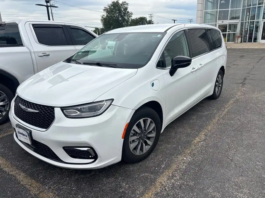 2024 Chrysler Pacifica Hybrid PHEV Select's photo