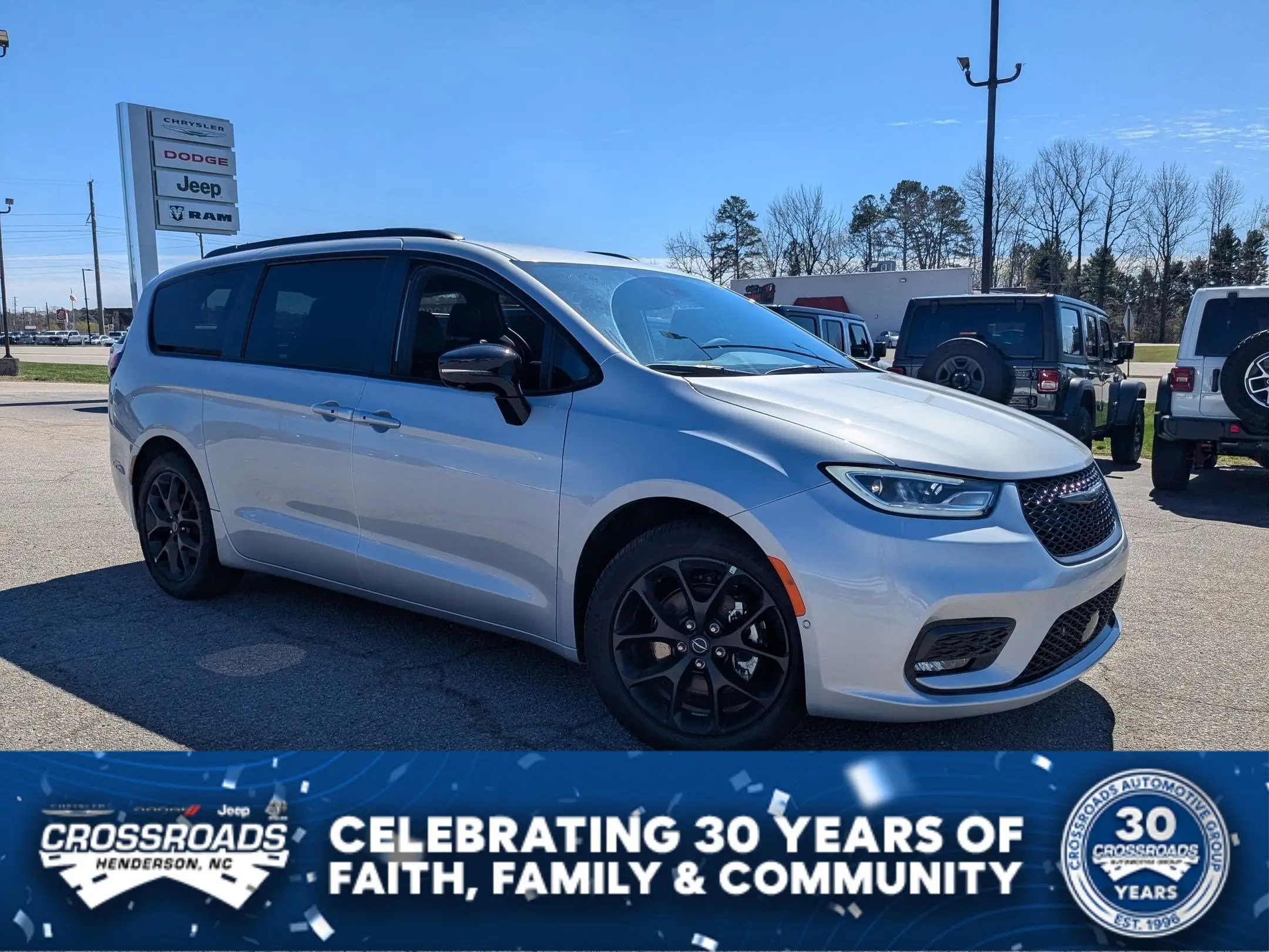 2026 Chrysler Pacifica Select photo 1