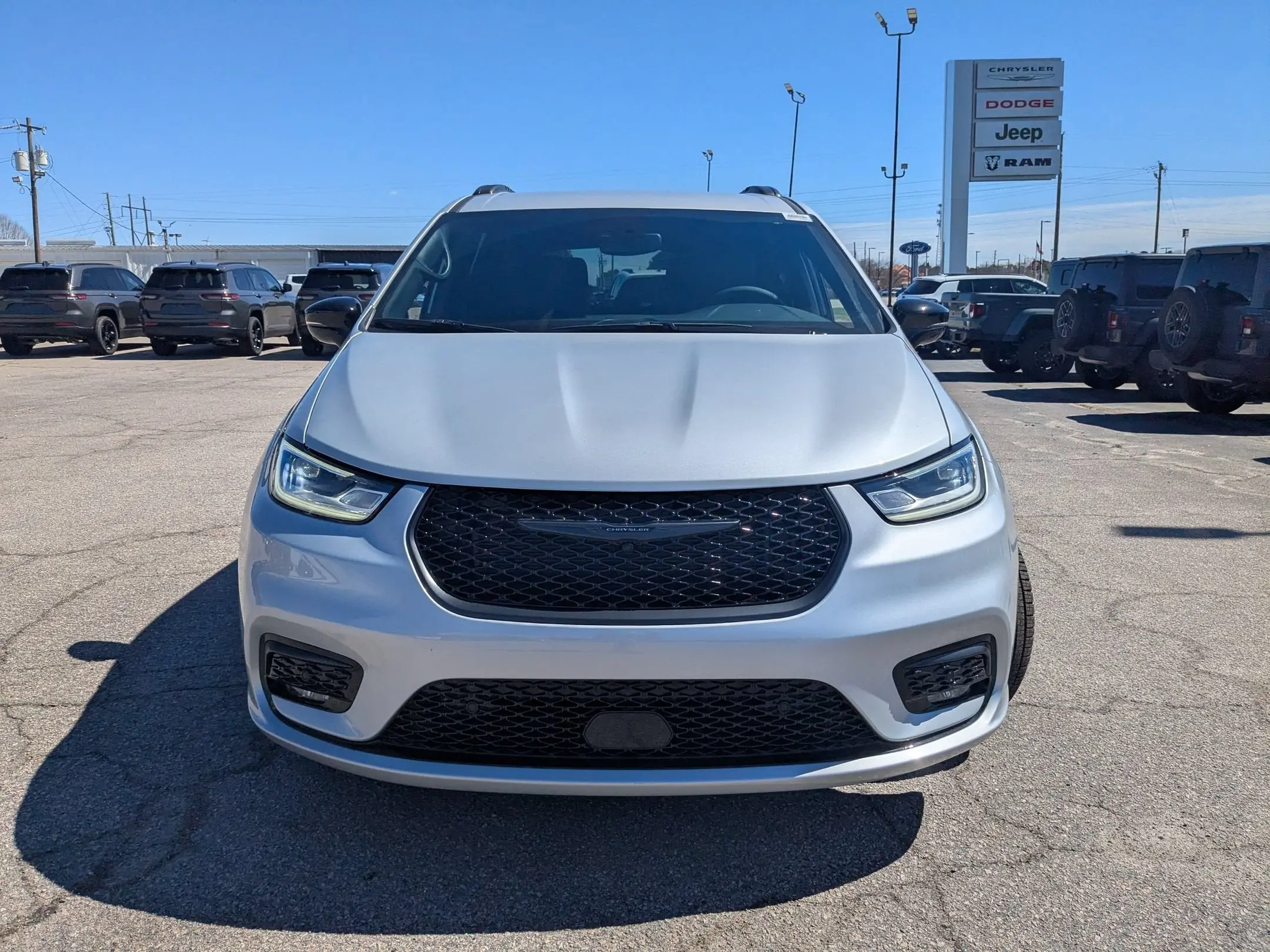 2026 Chrysler Pacifica Select photo 3
