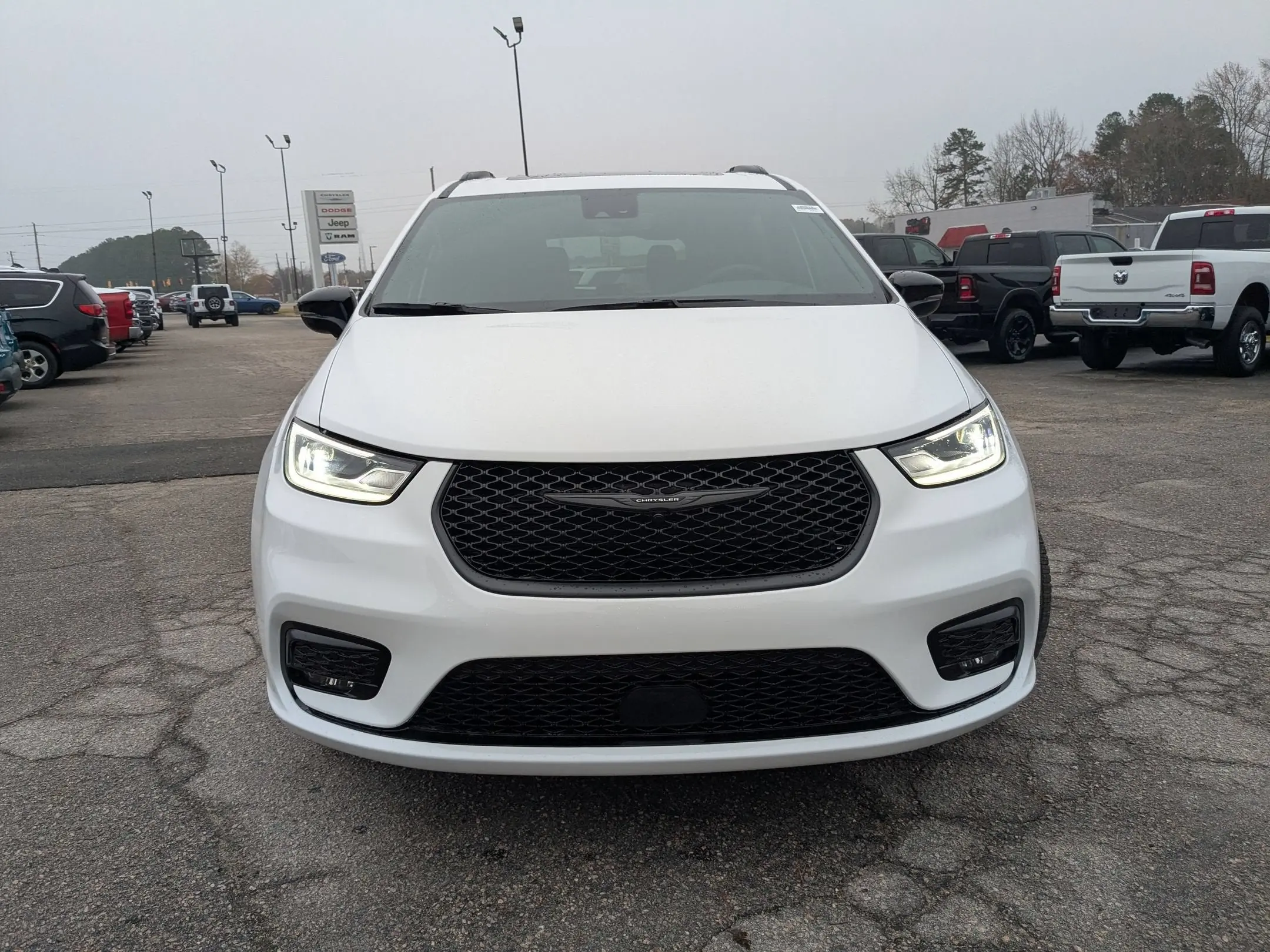 2026 Chrysler Pacifica Select photo 3
