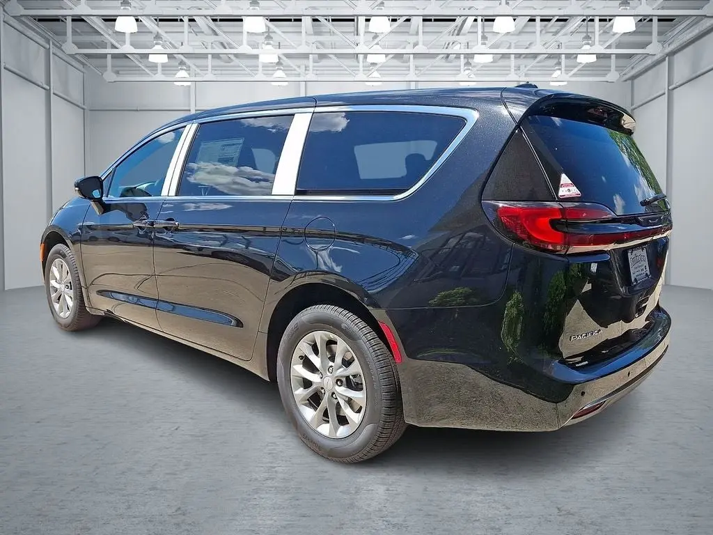 2027 Chrysler Pacifica Select AWD photo 3