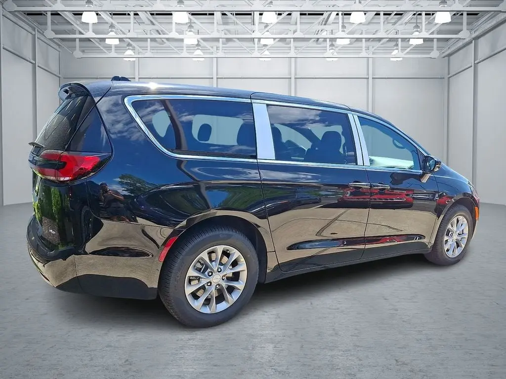 2027 Chrysler Pacifica Select AWD photo 4