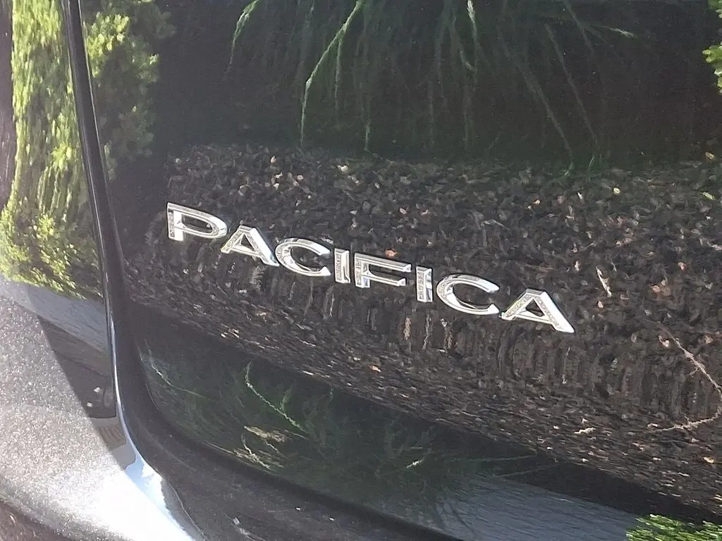 2027 Chrysler Pacifica Select AWD photo 5